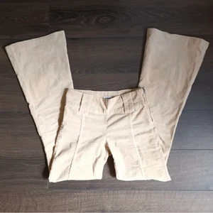 Urban outfitters Manchester byxor  - Assnygga Manchester byxor från Urban outfitters. Midjemått 75 cm och Innerbenslängd 80 cm. Köpta här på plick men var lite för korta för mig som är 175. Superbra skick.