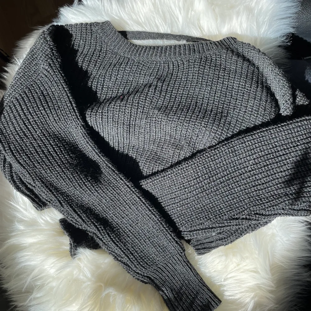 Mörkgrå tjocktröja från SHEIN. Jätte fin öppning i ryggen(bild 2). Aldrig använd och säljer endast för att den inte passar mig. Frakt tillkommer!. Stickat.
