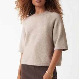 & other Stories - Super fin slutsåld tröja från Other Stories i alpacka ull, köpt för bara någon vecka sen i butik🫶🏼🫶🏼