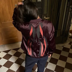 Cool bomberjacka med tryck!!!💜☺️☺️ - Jättecool jacka med tryck!🧸  Så bra att ha till höst och vintern❤️‍🩹❤️‍🩹 Från Gestuz och storlek S/M 