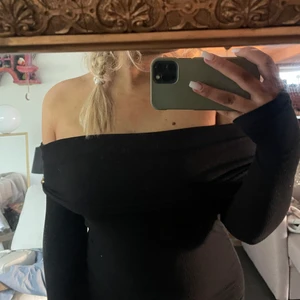 Svart klänning - Svart ribbad overshoulders klänning💓💓