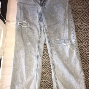 Vida jeans, H&M - Köpta på h&m, säljer pga dom har blivit förstora. Lite trasiga längst ner i byxbenen, för dom är för långa, är 159, men annars bra skick.   Skriv gärna på insta om plick inte funkar! Wilmajern