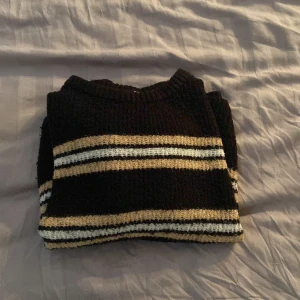 Stickad tröja - Randig stickad tröja från hm i storlek xs. Säljer för 80kr + frakt. Pris kan diskuteras vid snabb affär💕💕