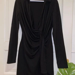 Snygg klänning från Nelly - Svart klänning i skönt material.