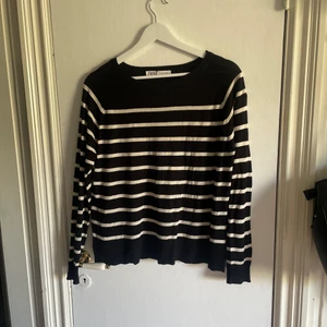 Randig stickad tröja🌊 - Fin randig tröja från zara🫶🏼 använd två gånger då den tyvär inte kommit till användning🫶🏼 köpte den i strl M då ja ville ha den lite större. Men nypris: runt 200kr mitt pris: 150kr