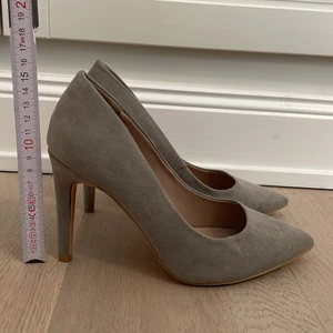 Grå klackar  - Grå klackar i moccaimitation i storlek 37. Smal klack och spetsig tå.