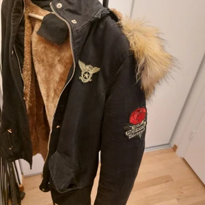 Skön höstjacka  - Gosig höstjacka med avtagbar luva och bra fickor. Nypris 700 kr, italienskt märke. 