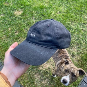 Wood Wood Logo Keps - Logo cap, clean keps. Många mil i denna och släpper den därför billigare, skick är dock bra fortfarande :)