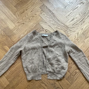 Beige kofta 100% kashmir - Beige kofta i 100% Kashmir från Zara i storlek M. Modellen är lite gropar. 