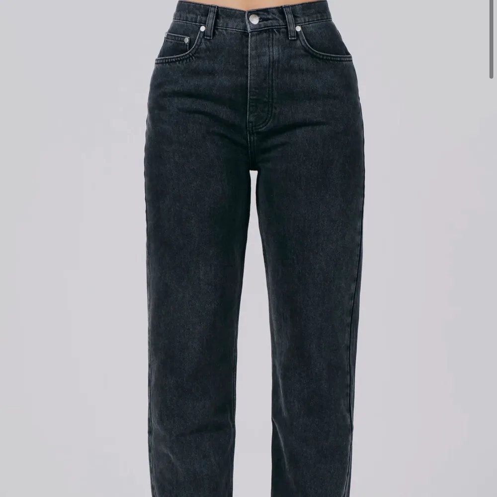 Säljer mina sjukt snygga a-dsgn jeans i färgen svart av Alice stenlöf. Jeansen är använda någon enstaka gång då dem är lite för små för mig. Jeansen är en rak modell och är långa!! Formar även rumpan så snyggt!! Nypris 699kr. Hör av er vid frågor💕🌸. Jeans & Byxor.
