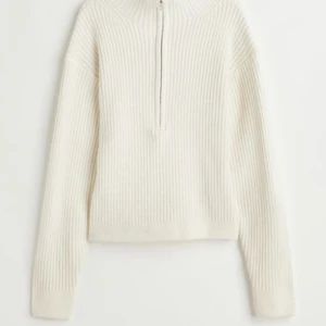 Fin stickad tröja  - Jättefin stickad tröja som är slutsåld på HM. Säljer pga lite för stor för mig men tycker den e jättefin annars. 🌸Köparen står för frakt🌸