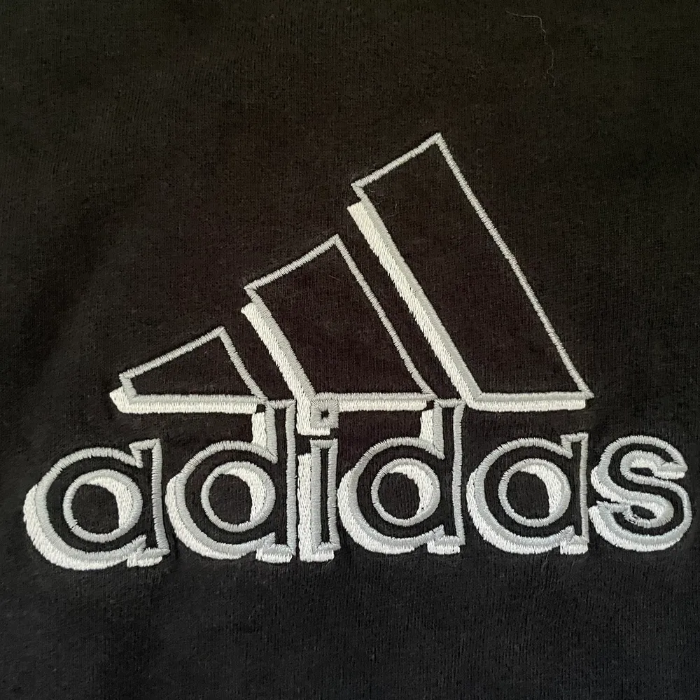 Vintage Adidas sweatshirt i storlek M. Inga defekter.. Hoodies.