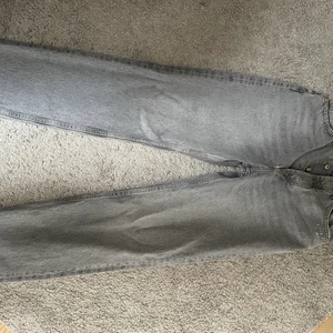 Jeans - Säljer dessa grå jeans från zara i storlek 38 med 4 knappar. Använd 2 gånger. Säljer då dom inte är min längd, alltså 166 och inte passar mig i storleken. Jag gillar att ha dom över skorna men dessa byxor går bara till fotleden. Nypris, 349kr.