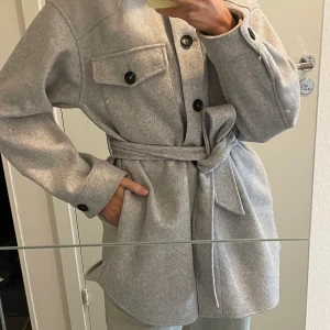 Kappa från Zara - Grå populär kappa från Zara. Köpt i höstas, endast använd fåtal ggr. Storlek M, men passar mig som är XS-S i vanliga fall. Ngt oversize. Säljer för 250:-, pris kan diskuteras vid snabb affär.