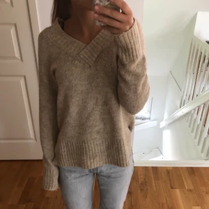 Stickad tröja  - Superfin stickad tröja från vero Moda! Beige i gott skick🙌🏼 Köparen står för frakt