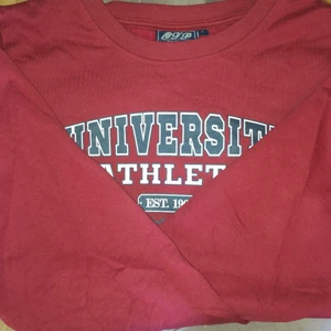 Röd sweatshirt  - Säljer min röda tjocktröja som ja fick i vintras men är endastanvänd några få gånger och är som ny💕 Tröjan är i strl L men sitter som S/M