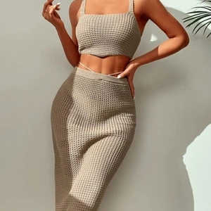 Stickat set - Stickad top och kjol i beige/brunt. Den är lite see through och passar därför perfekt med en bikini under på stranden!