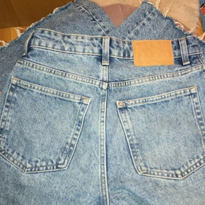 Högmidjade vidajeans - Säljer mina högmidjade vida jeans med hål i knäna då jag fastnat för lågmidjat och inte använder dessa längre💕 Dom är  i bra skick och riktigt sköna