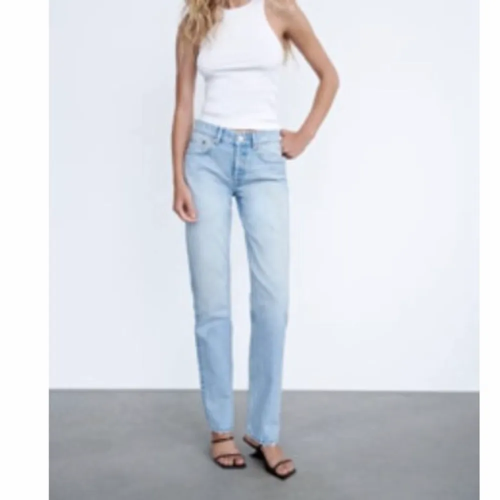 Säljer mina slutsålda låg midjans  zara jeans som är så fina! Storlek 36!  Säg till för mer bilder. Jeans & Byxor.