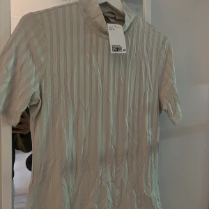 Tröja oanvänd  - Fin, oanvänd tröja från HM med lapp kvar