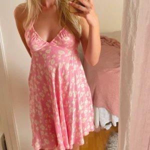Rosa zara klänning - Verkligen super fin men har inte kommit till användning, storlek xs, jag är 1,73💕