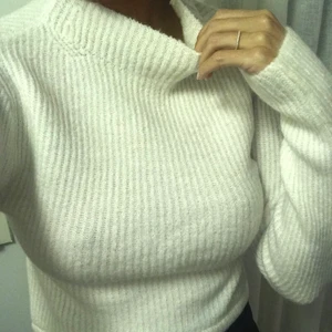 Tröja från ZARA  - Säljer denna mysiga tröja från ZARA då jag har en liknande tröja. Den är använd ett fåtal ggr och är i jättebra skick! 