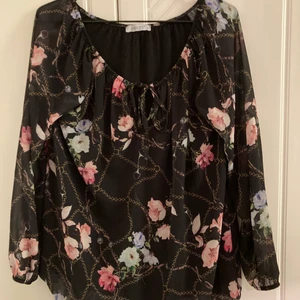 Strl M - Fin blommig Blus 