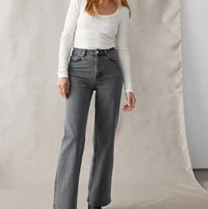 & Other Stories Jeans - Paris atelier & other stories  Storlek 25 Använd ett fåtal gånger så iprincip nytt skick, ytterst lite slitna längst ner