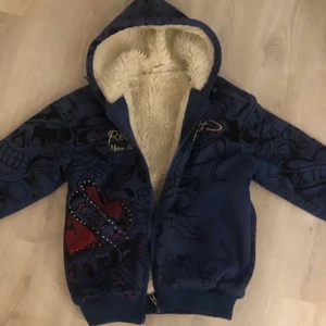 Really Point hoodie! - Såså snygg Really point hoodie som liknar ed hardy stilen. Köpte här på plick (lånade bilder) har använt ca 10 gånger och inga tydliga defekter, säljer då jag behöver pengar. Såså mysig och perfekt för hösten. Buda i budgivningen!