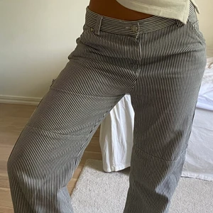 Randiga cargopants - De populära byxorna från mango. Använda men i fint skick. 