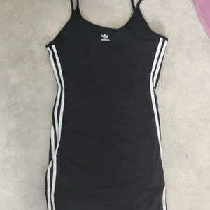 Adidas klänning  - Klänning från adidas, använt en gång. Så i prima skick 