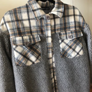 Jacka  - Fin jacka från shein aldrig använd 