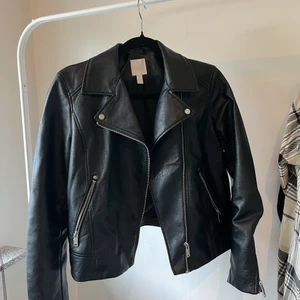 Skinnjacka från H&M - Skinnjacka från H&M (inte äkta skinn) perfekt nu till hösten 🍁🍂 endast använd vid ett tillfälle, så gott som ny! Spårbar frakt på 66kr tillkommer 📦