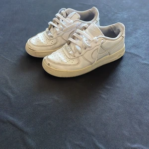 Air force 1 - Jag säljer mina Nike airforce 1 då jag inte kan ha dom längre. Dom är andvända ganska många gånger dom är lite slitna på utsidan det kan man se på bilderna dom är lite slitna på insidan också därför säljer jag dom billigt dom är köpt på Nike föra sommaren
