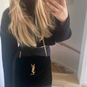 Saint laurent väska  - ÄKTA Snygg stilren saint laurent väska som knappt är använd.. kvitto och dustbag följer med💖vid snabb affär kan pris diskuteras.