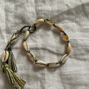 SNÄCKARMBAND BALI - Armband med riktiga snäckor inköpt på Bali. Väldigt fin och i väldigt bra kvalite. Aldrig använt pga har ett annat likadant. 