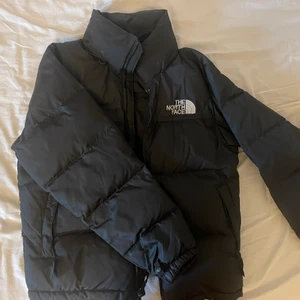 Jacka - Jag säljer denna The North Face jackan i storlek M. Den är bara använd en vinter och är som ny. Skiv för intresse! 
