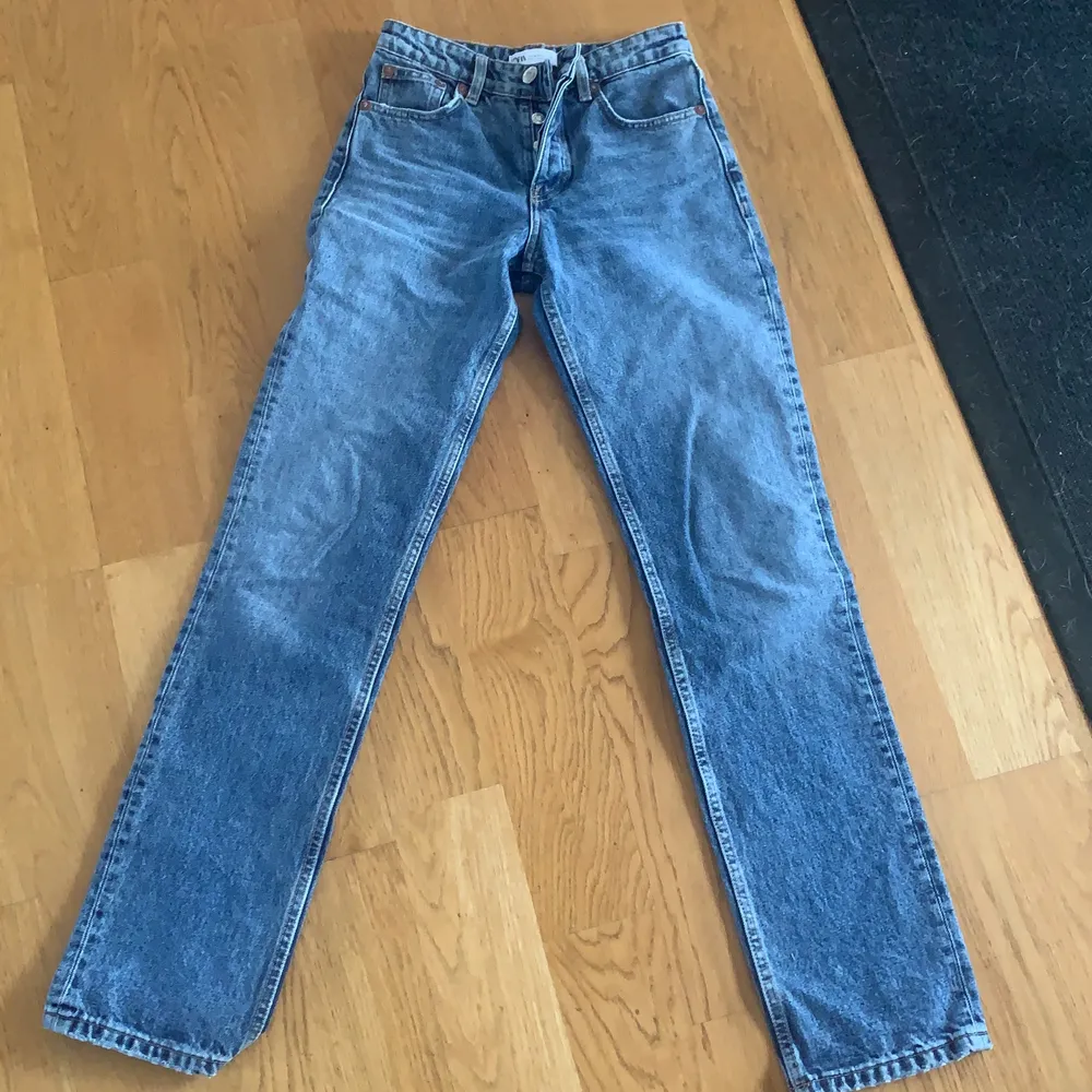 Dessa jätte jätte snygga zara jeans är tyvär för små för mig. Använd fåtal gånger. Köparen står för frakten pris kan diskuteras. Jeans & Byxor.