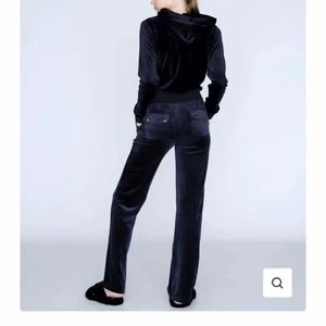 Juicy couture byxor - Ett par juicy couture byxor i färgen night sky i storlek xs. Väldigt bra skick men vill ha en ny färg så hör av dig mot byte eller om du vill diskutera pris💕