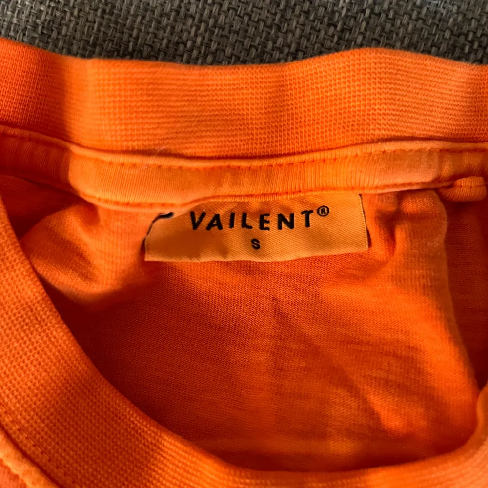 Orange longsleeve från märket Valient. Väldigt cool med unik färg. Sitter mer som en M. . Tröjor & Koftor.