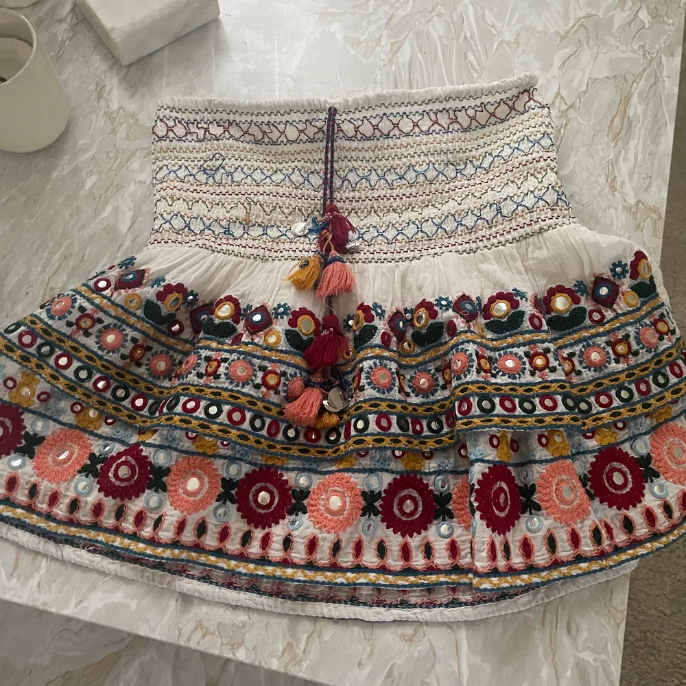 Säljer denna kjol från zara eftersom att jag ändast använt den en gång. Den är jättefin, skön och i nyskick 😍. Kjolar.