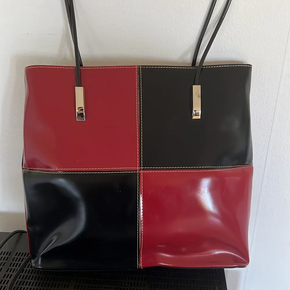 Retro handväska i svart och röd från ett märke som heter fortune. 120kr plus frakt. Kan även mötas upp i Ulricehamn och eventuellt Borås. Pris går att diskutera . Väskor.