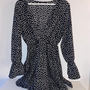 Klänning - Jätte fin och söt klänning som endast är använd ett fåtal gånger, skicket är som nytt 