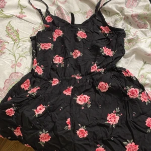 H&M - Jumpsuit. Använt 1 gång. 