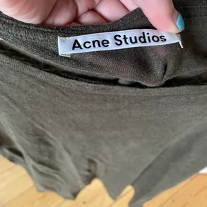 Acne Tshirt  - Klassisk Tshirt från Acne Studios, mörkgrön och passar till allt! Bra kvalitet! 