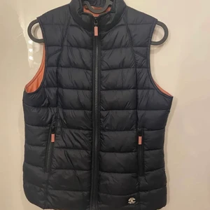 Barbour väst - Marinblå barbour väst, fint skick. Nypris 1000kr mitt pris 500kr elr bud🤍
