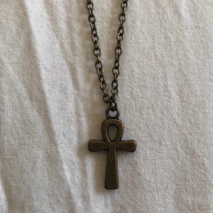 Korshalsband - Så fint vintage Ankh halsband<3 Kontakta privat om du undrar något, såsom storlek eller fler bilder med den på osv!😌