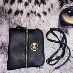 Michael kors Väska - Äkta Michael kors väska, äkta skin. Använd endast en gång. 