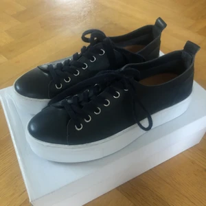 Bellezza skor storlek 37 - Helt oanvända snygga bellezza skor! Mörkblå/navy färg och vit sula. Storlek 37. Köpta för ett tag sedan och verkar vara slutsålda. Jättebra kvalitet och låda m.m finns kvar.