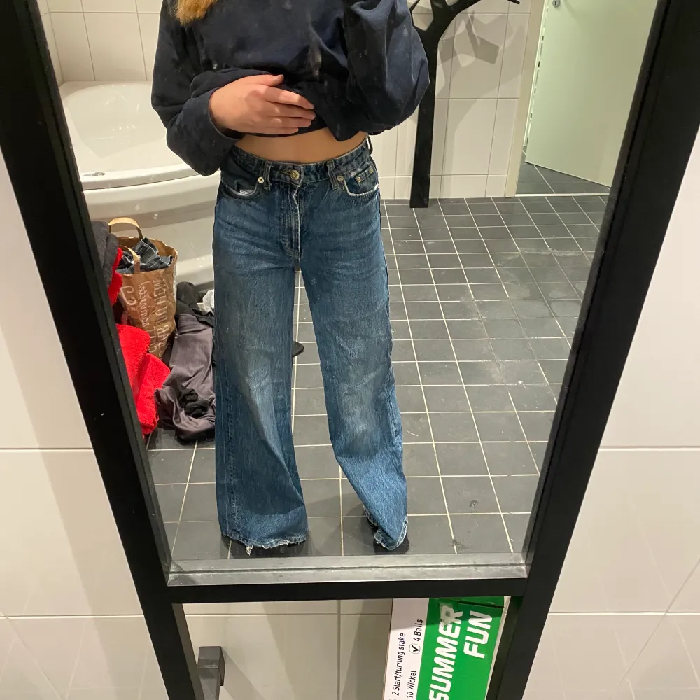 Hej! Jag säljer båda dessa jeans från Zara, Nypris 400 kr styck,  Mitt pris: 1 par 200 kr + frakt  båda 350 kr.+ frakt Dem är högmidjade och väldigt långa i benen, de är lite slitna med funkar bra ändå.. Jeans & Byxor.